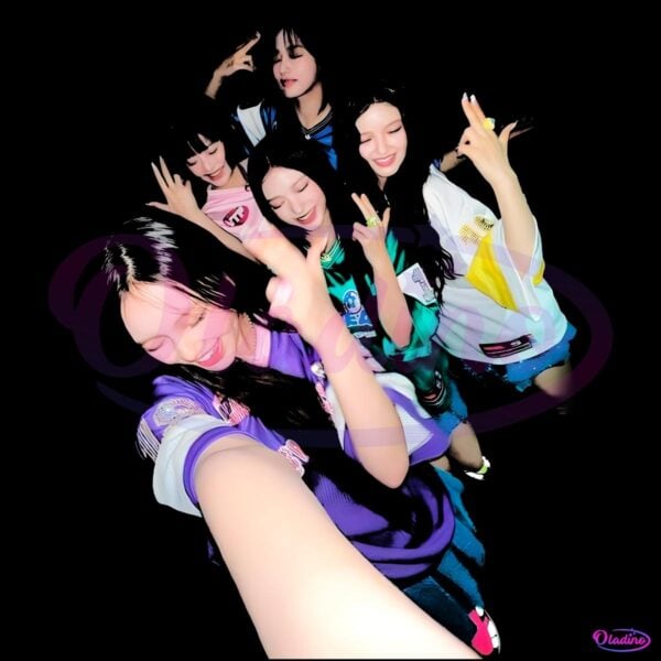 Newjeans Selfie Pose Fun Kpop Girl Group Vintage Style PNG